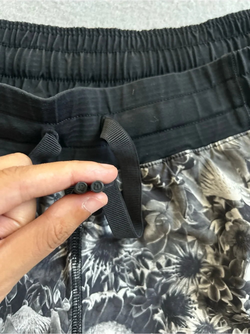Lululemon Hotty Hot Short 2.5'' in Flowabunga Black Angel Wing Size 8